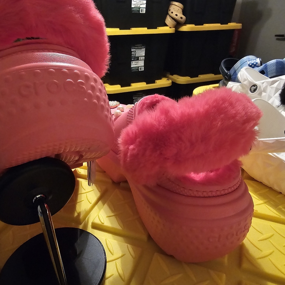 🎀New Pink Fuzzy Stomp Crocs🎀 - Picture 4 of 9
